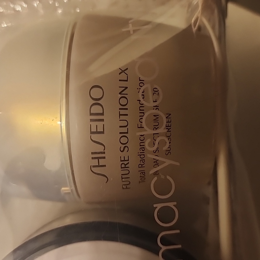 Shiseido free if you bundle - Picture 3 of 3